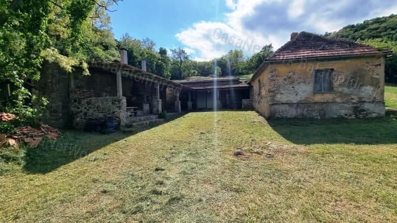 Großes Wirtschaftsgebäude am Waldrand in Káptalantóti
