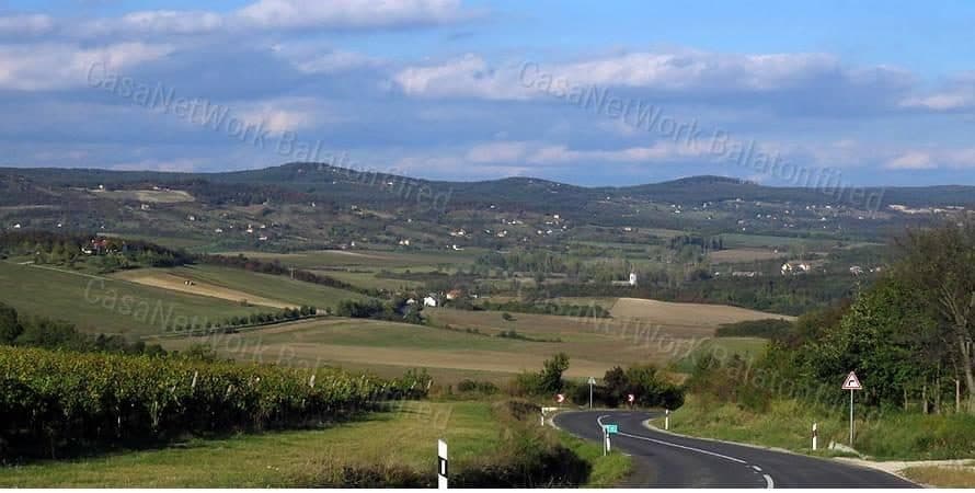 Landwirtschaftliches Grundstück mit genehmigten Plänen für Weinkeller und Kelterhaus in Vászoly