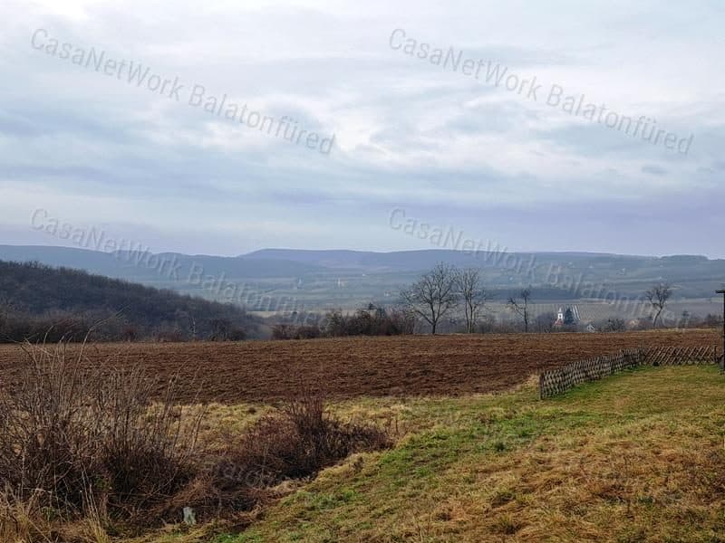 Obstgrundstück mit Panoramablick in Mencshely