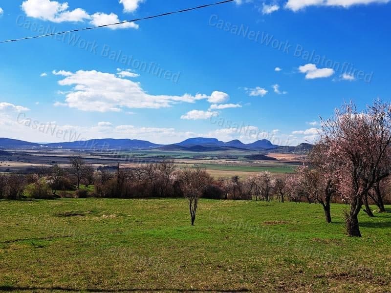 Landwirtschaftliche Fläche mit Panoramablick in Köveskál, bebaubar